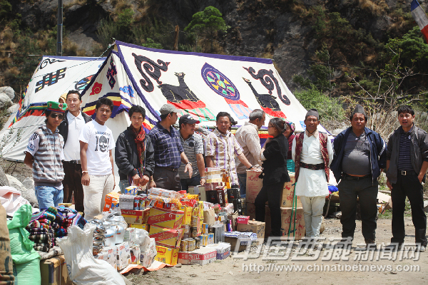 Businessmen from Nepal are selling goods at the Gyirong Port, photo from Tibet Daily.