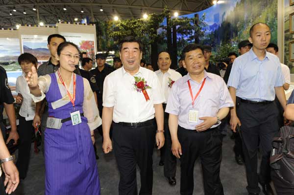 Chinese top officials visit the Tibetan Exhibition Hall on July 12, 2010.