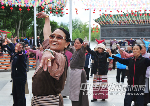 Lhasa citizens are doing morning exercises in Dzongyab Lukhang Park July 24, photo from Tibet Daily.