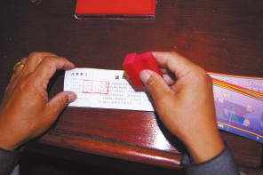 Workers are stamping on thematch tickets, photo from Lhasa Evening.