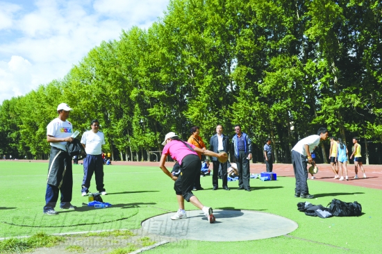 On August 4th, 2010 discus throwers are practicing for the 10th Sports Meeting in Tibet Autonomous Region, photo from China Tibet news.