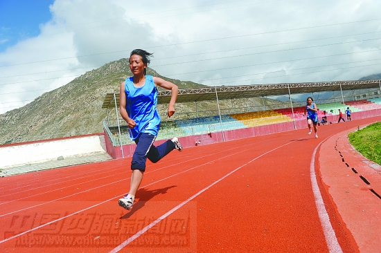 On August 5th, 2010 athletes are practicing for the 10th Sports Meeting in Tibet Autonomous Region, photo from China Tibet news.