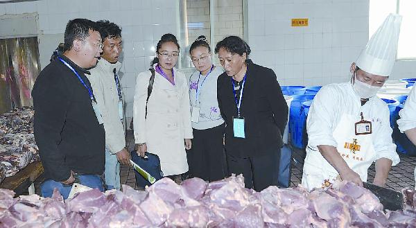 Delegates inquire about the sources of raw materials in Tibet Qisheng Special Local Product Co. Ltd., photo from Tibet Daily.