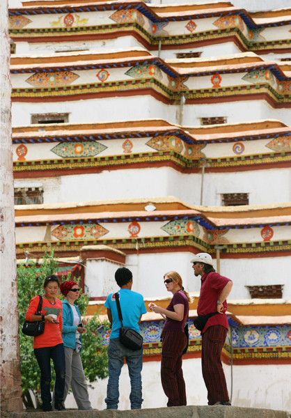 Tourists visit the Palkor Monastery of Gyangze County, Xigaze Prefecture, photo from Tibet Daily, August 2.