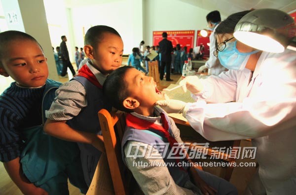 Students from Lhalu Primary School of Chenguan District received physical examinations in Lhasa, capital city of Tibet Autonomous Region on Sept. 3, 2010.