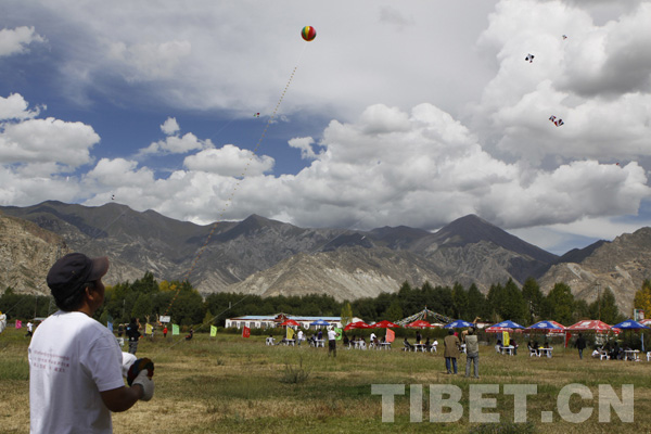 Contestants are flying kites during the kite competition