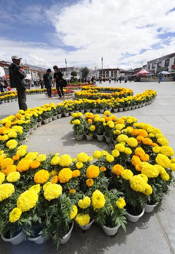 Flowers are placed in front of the Jokhang Monastery to celebrate the traditional Mid-autumn Festival, which falls on September 22 this year, photo from Xinhua.