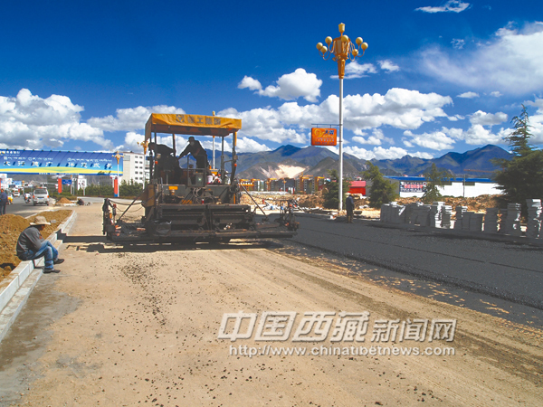 Workers are busy working on the construction site alongNational Road 109 near Tohlung Dechen, Lhasa, capital city of southwest China's Tibet Autonomous Region(TAR).