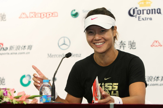 Li Na speaks in the press conference, photo from the official site for China Open.