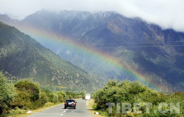 A splendid rainbow appears above the Sichuan-Tibet highway