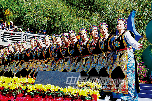 Actresses from the Nyingch Ethnic Art Troupe perform "Kongpo Arrow Dance", photo from Tibet Daily.