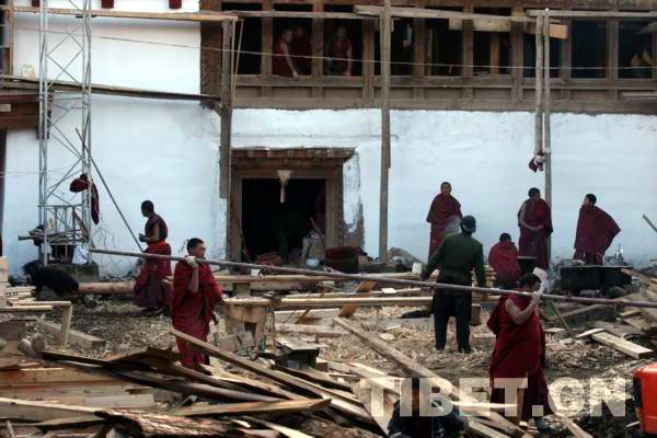 Monks of Zogong Monastery, Chamdo Prefecture are busy with the maintenance work, photo from tibet.cn.