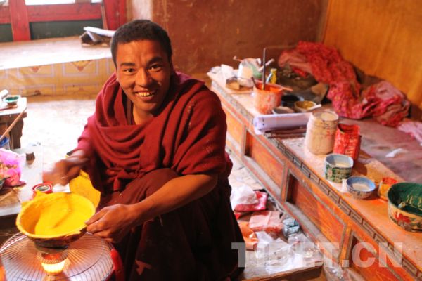 Tenzin, a monk of Zogong Monastery, Chamdo Prefecture is busy with the maintenance work, photo from tibet.cn.