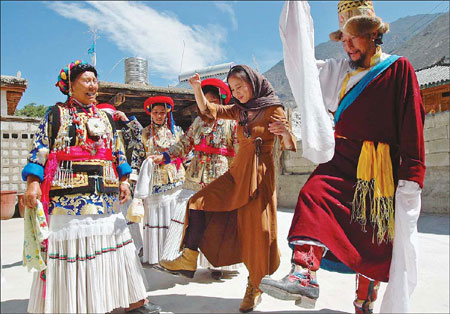 Zhu Zheqin (center) will bring Chinese ethnic legacies into a contemporary setting at her Shanghai concert.