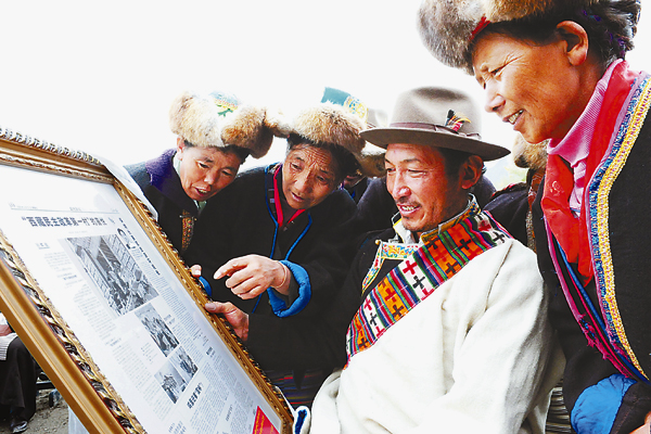 Farmers of Kesong Village learn about its past from the newspapers, Oct. 17, photo from Tibet Daily.