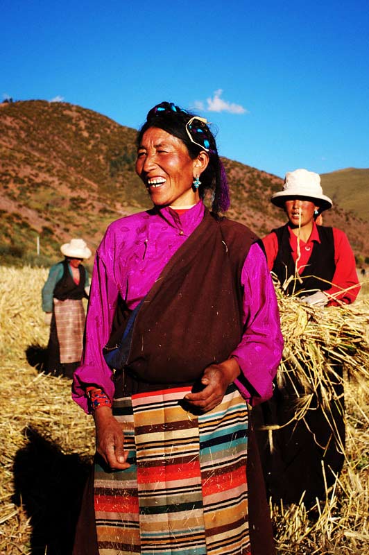 Local farmers of Markam County, Chamdo Prefecture, southwest China's Tibet Autonomous Region(TAR).