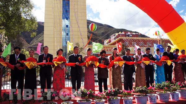 The inauguration ceremony of Chamdo West Road is held at the Chamdo Conference Center in Chamdo Prefecture, Tibet Autonomous Region