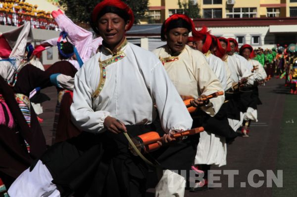 Farmers and herdsmen are performing the famous Shinze dance in Mangkam county of Chamdo Prefecture in the east of Tibet Autonomous Region, photo from China Tibet Online.