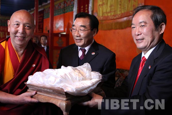 The visit delegation present gifts to Champa Ling Monastery