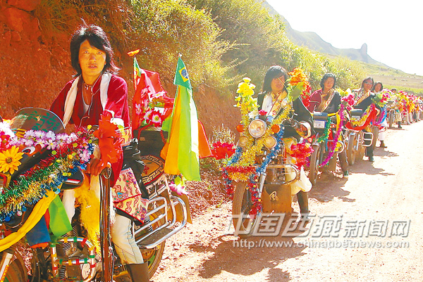 Penba (L1), local villager of Shagong, rural Denqen County of Chamdo Prefecture, is on his way to his bride's home by a well-decorated motorcycle on his wedding day, photo from Tibet Daily.