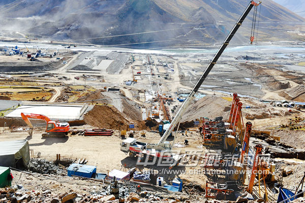 Photo shows the construction site of Phomdo project in Lhasa, capital city of southwest China's Tibet Autonomous Region (TAR) Nov.18, 2010.