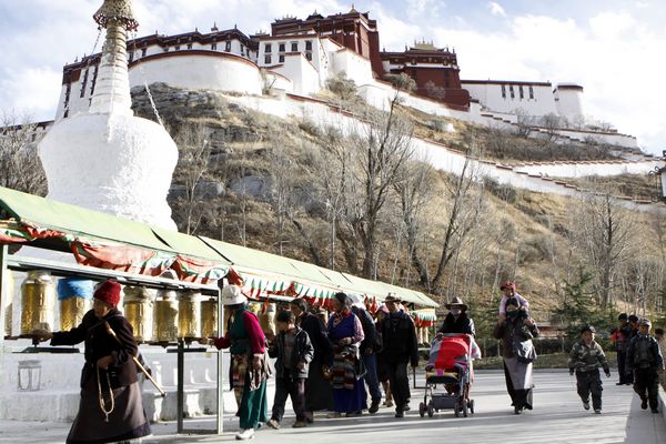 Pilgrims are praying around the prayer wheelers, photo taken by Jan on Nov 28 from China Tibet Online