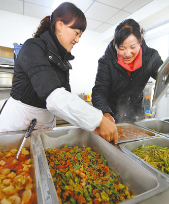 Chefs prepare delicious meals for the Tibet Vocational and Technical School on November 26.