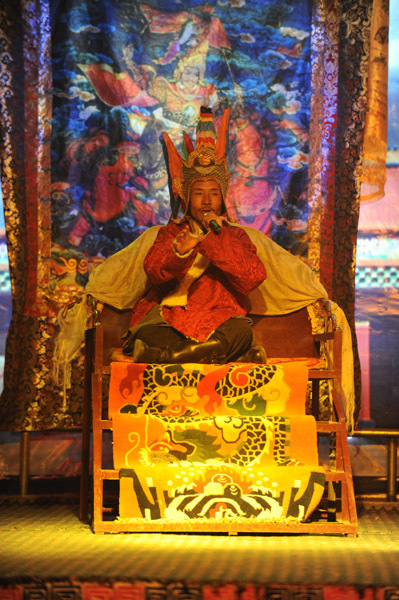 File photo from http://www.chinatibetnews.com/ shows Parga, an excellent national-level folk artist, narrating the "Epic of King Gesar".