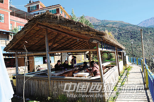 Staff of China Mobile's Nagqu Office holds a brainstorming session at the newly built employee's eco-park on December 16, photo from Chinatibetnews.com.