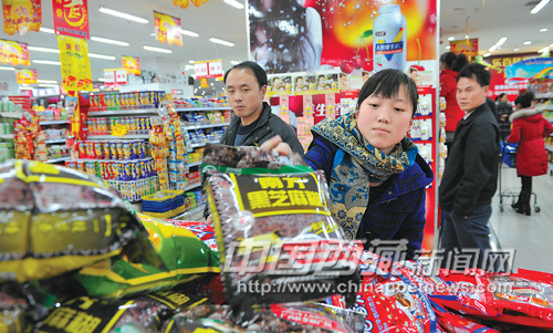 A couple shop at the newly built Lebailong Market in Lhasa, photo from Tibet Daily.