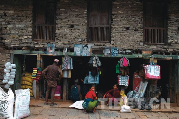 Some Nepalese venders sell the goods at their stands. [Photo/China Tibet Online]