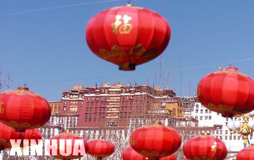 The red lanterns have been hung on the Potala Palace Square and all main streets of Lhasa. The whole city is enveloped in an atmosphere of joy.