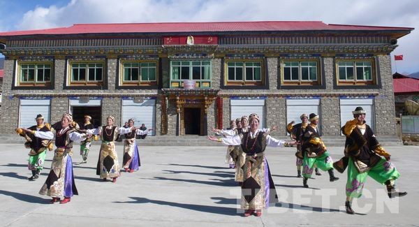 Villagers rehearse traditional Tibetan dancing in their spare time in Zhongguo Village, Nyingchi Prefecture of southwest China's Tibet Autonomous Region. [Photo/China Tibet Online]