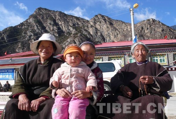 Elderly villagers and kids enjoy their leisure in Zhongguo Village, Nyingchi Prefecture of southwest China's Tibet Autonomous Region. [Photo/China Tibet Online]