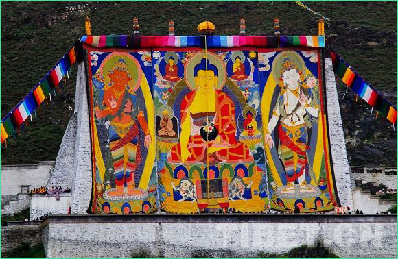 The giant Buddha painting is unfolded. [Photo/China Tibet Online]