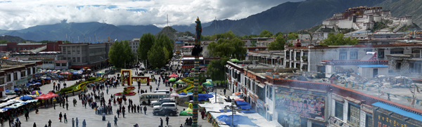 Jokhang Monastery ( Dazhao Si), located at the center of old Lhasa City, the capital of the Tibet Autonomous Region, is the early Buddhist Temple with a history of over 1,360 years. The temple, covering an area of over 25,000 square meters, includes buildings like the Hall of Sakyamuni, the Hall for Worshiping Buddha and bKa'-gshags governmental agencies. The temple keeps many precious cultural relics, including more than 300 Buddhist statues, 2,600 square meters of Tibetan frescoes. [Photo/CRI]