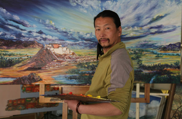 Huang Jialin, a Han artist born in the Tibet autonomous region, poses in front of an unfinished painting of the Potala Palace. [Photo/China Daily]