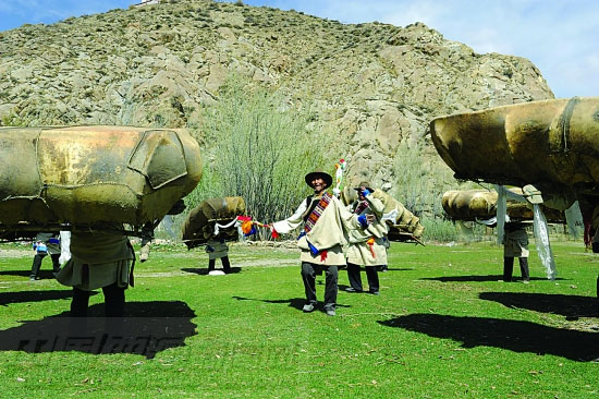 A bullboat dancer, 74 year-old Tasang is performing with his fellow dancers in front of tourists. [Photo/China Tibet News]