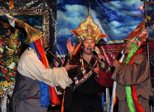 Three artists give narrative performances at the Mass Art Center of Nagqu Prefecture, southwest China's Tibet Autonomous Region on Apr. 9. [Photo/Xinhua]