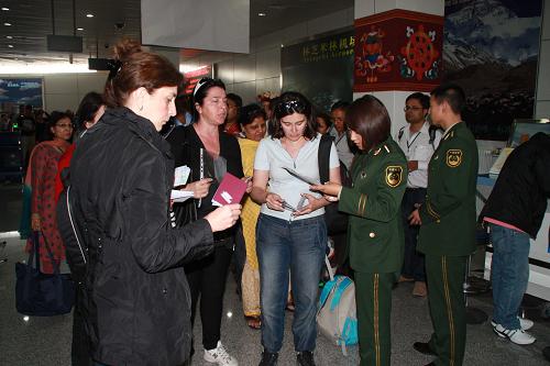 Foreign tourists handle transit formalities at a checkpoint in Lhasa. [Photo/Xinhua]