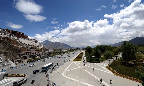 The scene of the Potala Palace Square, May 12 [Photo/Xinhua]