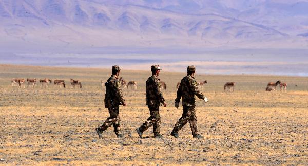File photo taken on May 27, 2010 shows patrol members are on duty to protect wild animals in Nyima County of Ngari Prefecture, southwest China's Tibet Autonomous Region. [Photo/Xinhua]