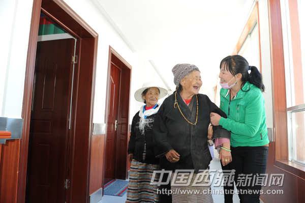 75 Shilok was handed up by a nurse to go to her new home.[China Tibet News]
