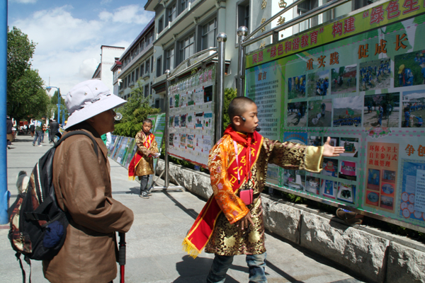 Sonam Phuntsok, student of the Lhalu Elementary School introduce the eco-protection activities at his school. [Photo/China Tibet Online]