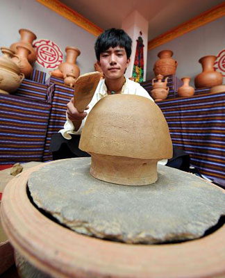 A craftsman shows the Tibetan ceramic art. [Photo/Xinhua]