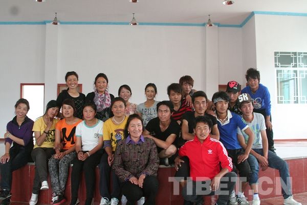 The actors and teacher of Gyormolung Tibetan Opera troupe [Photo/China Tibet Online]