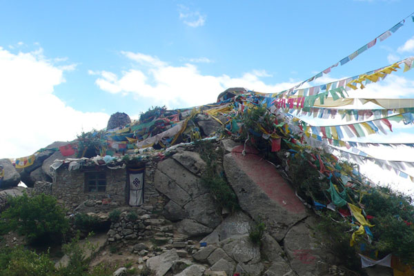 A distant view of simple cabinets for Buddhsit cultivation on Qingpu Mountain, the holy cultivation place near Samye Monastery in Lhoka, Tibet Autonomous Region. [Photo/China Tibet Online]