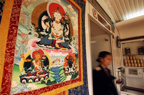 A piece of Thangka decorates the dining hall of Train K9812 on Jun. 30. [Photo/Xinhua]