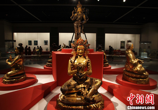 Tibetan cultural relics are displayed at the Tibetan cultural exhibition in Zhengzhou on July 6. [Photo/Chinanews.com]