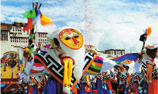 Actors perform the traditional Tibetan Opera Zhaxi Shoba (a well-known white mask Tibetan opera). [Photo/Tibet News]